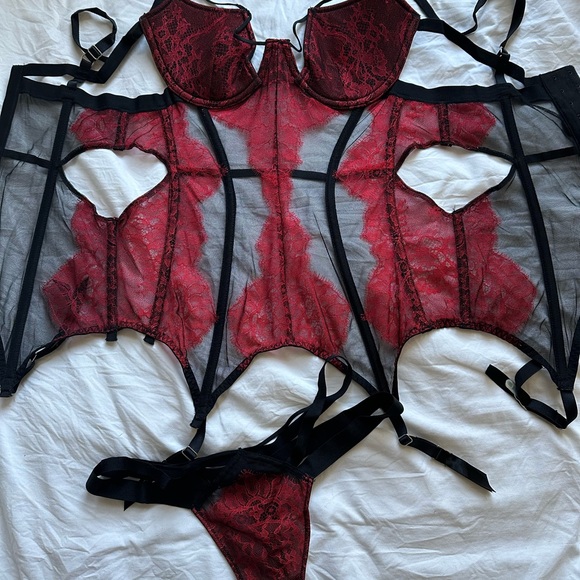 Buster corset lingerie set - Picture 4 of 4